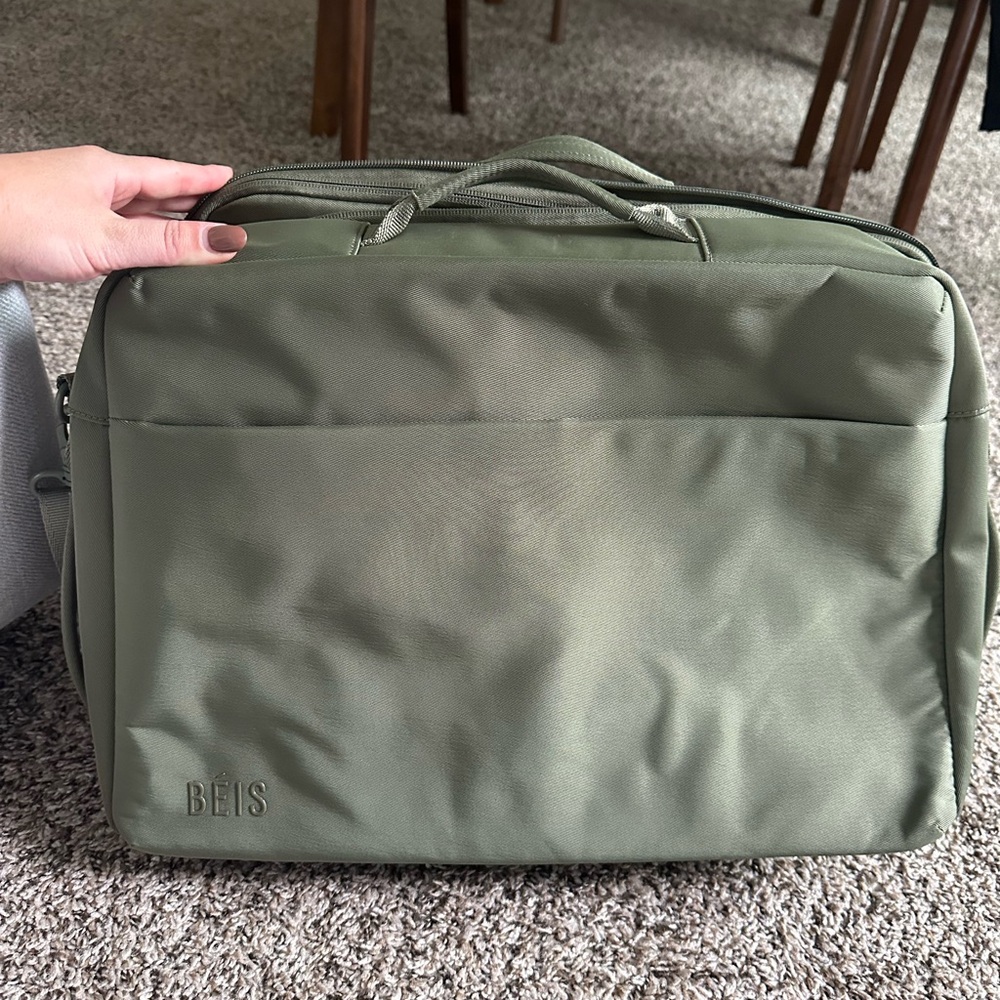Béis The Ultimate Travel Duffle - Picture 3 of 9